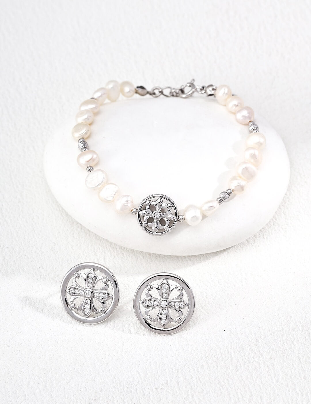 Cross Iris Pearl Bracelet Glim Wink