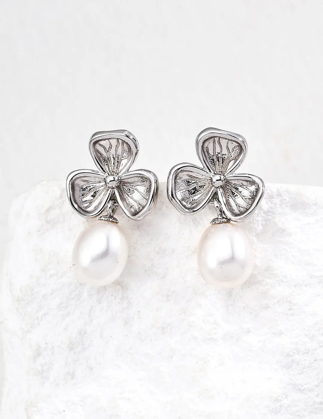 Clover Design Pearl Earrings Glim Wink