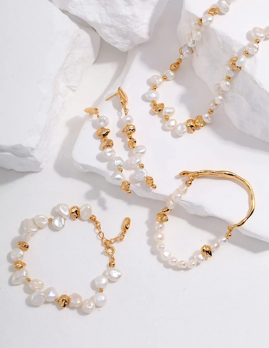 Fluid-Designed Pearl Bracelet Glim Wink