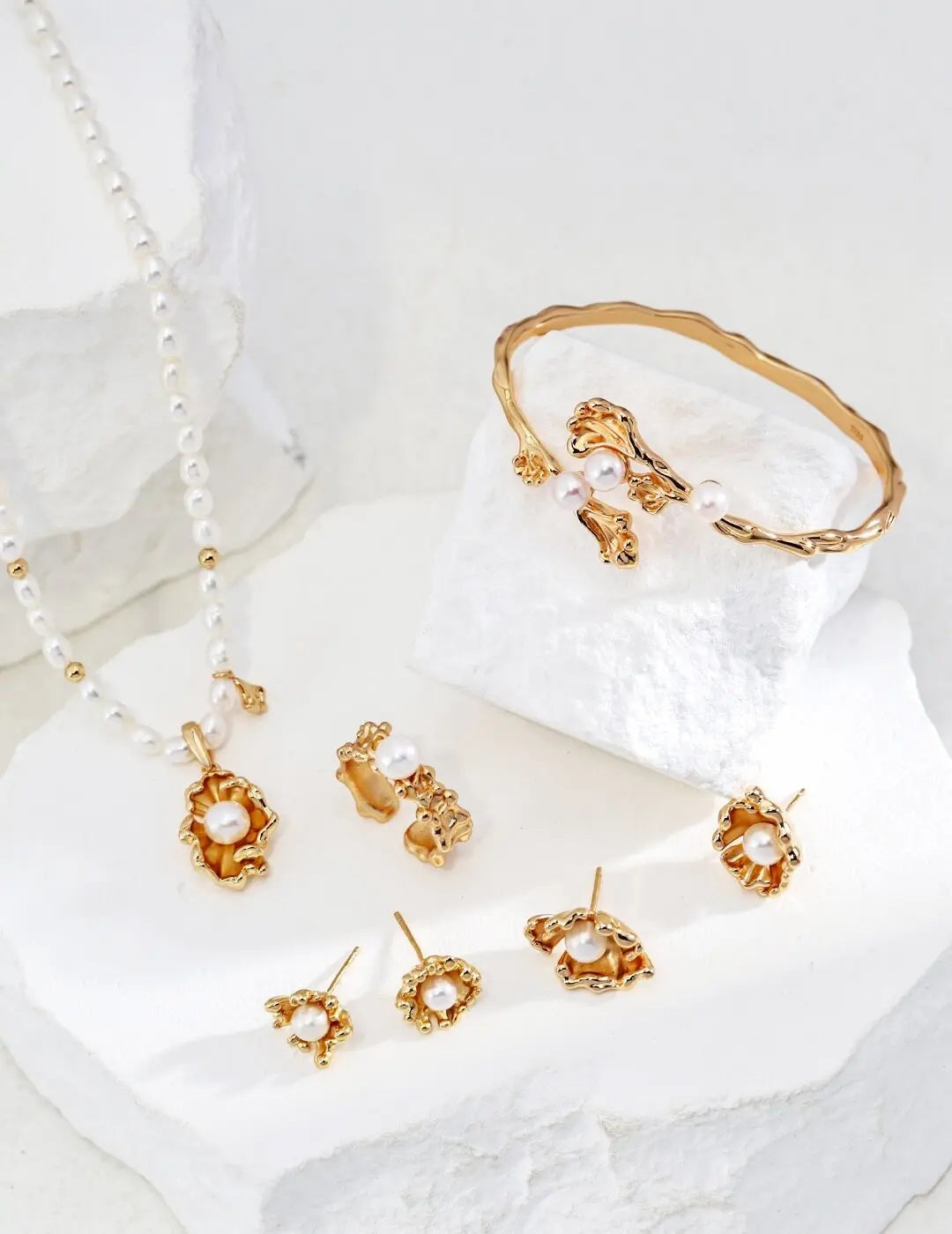 Pearl Wave Necklace Glim Wink