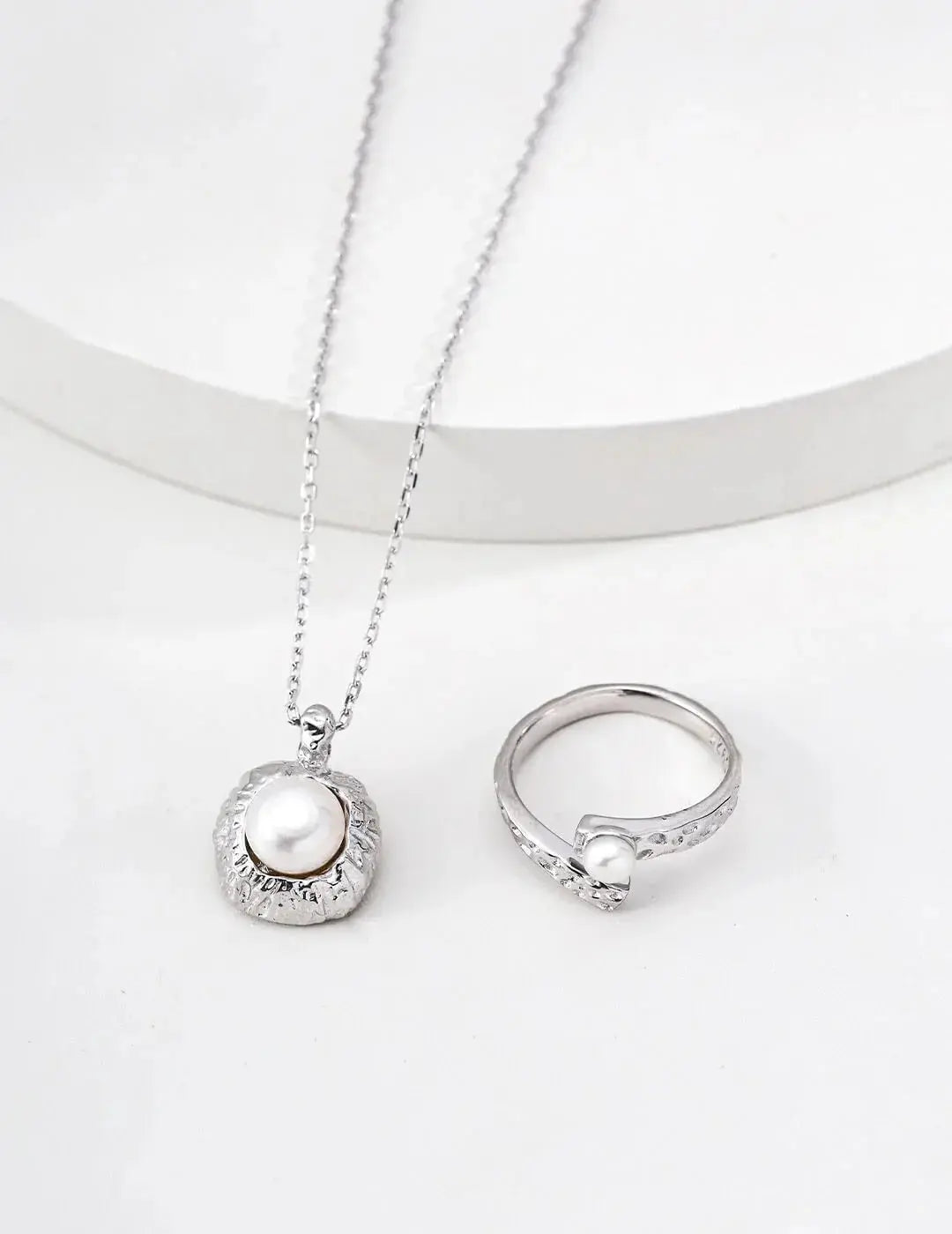 Vintage Gold Jewelry for Career Ladies: Timeless & Chic Glim Wink