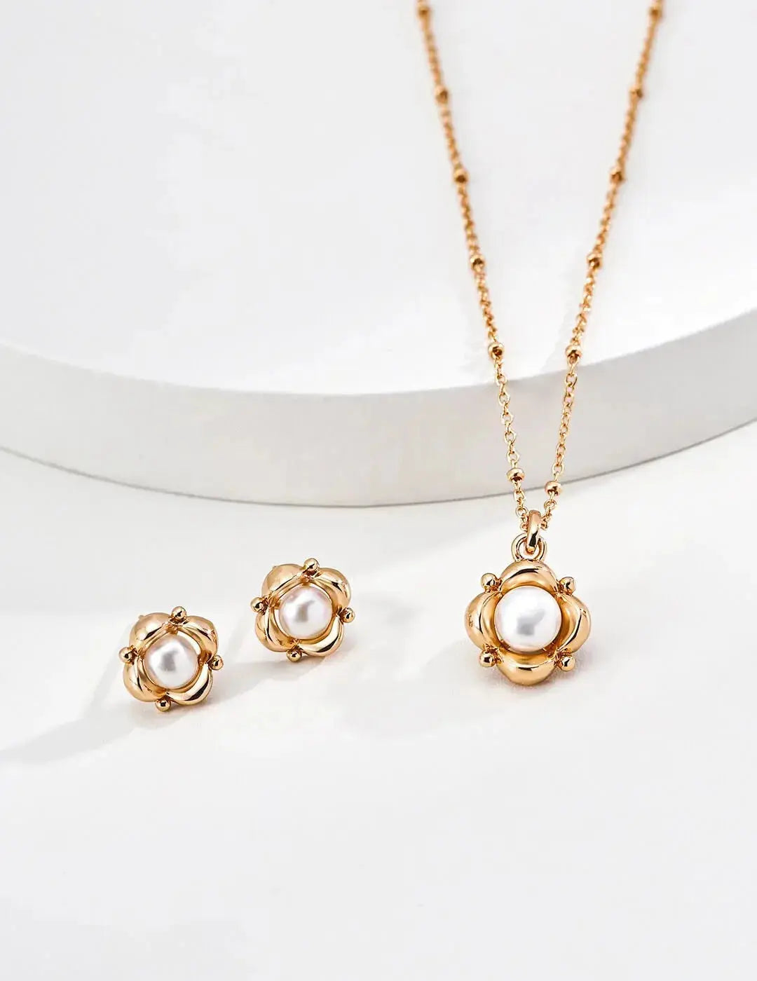 How to Choose Jewelry for Workplace Women: Materials, Styles & Occasions Glim Wink