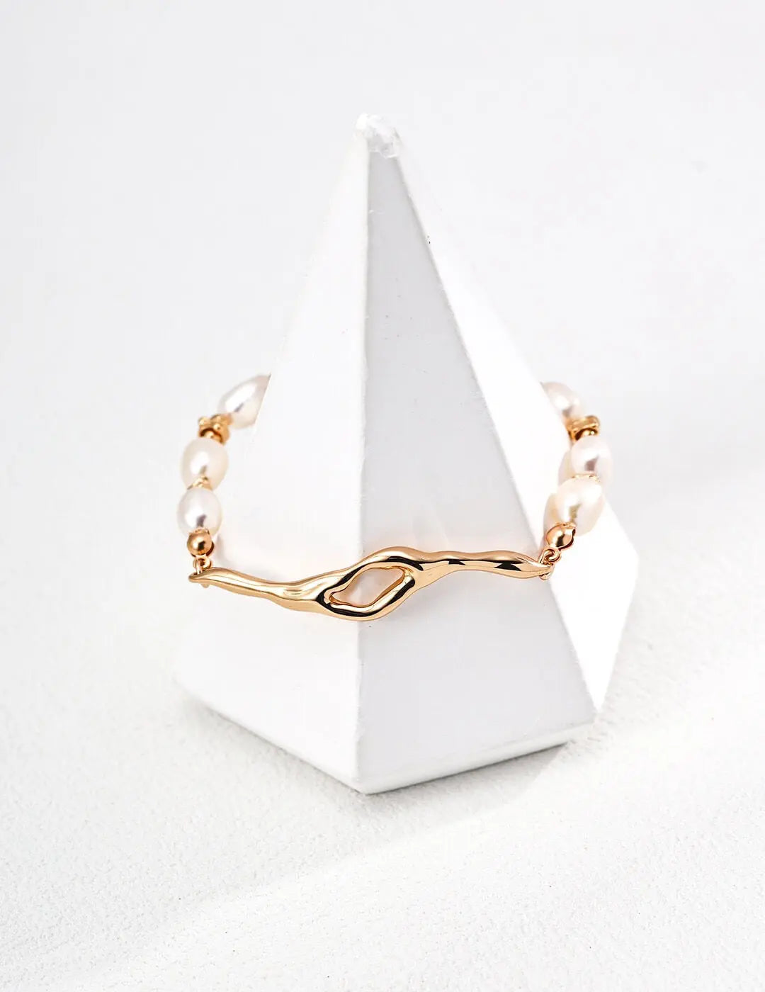 Pearl Layering Trends 2025: How to Mix Pearls with Other Metals for Work Glim Wink