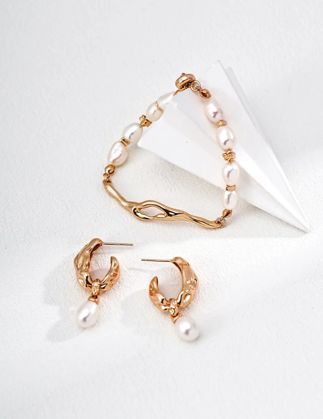 Pearl Color Psychology at Work: Which Shade Boosts Your Professional Image? Glim Wink