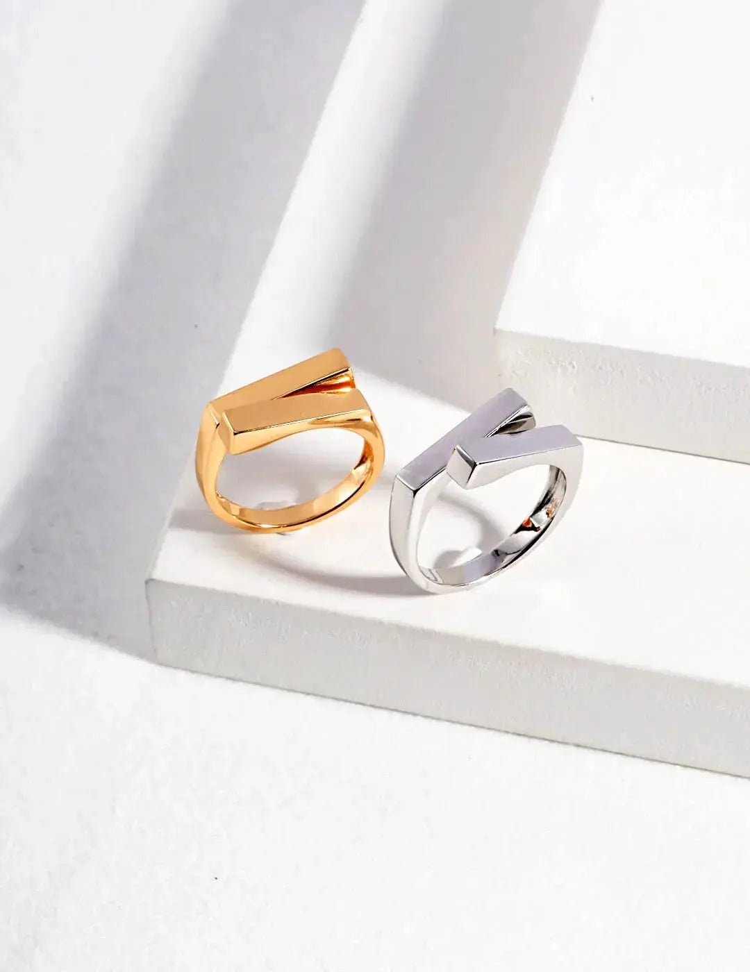 The Psychology of Jewelry: How Your Accessories Shape Colleagues’ Perceptions Glim Wink