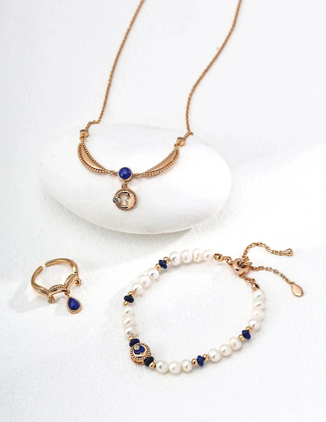 Minimalist Jewelry for Career Women Who Travel Frequently: Lightweight & Versatile