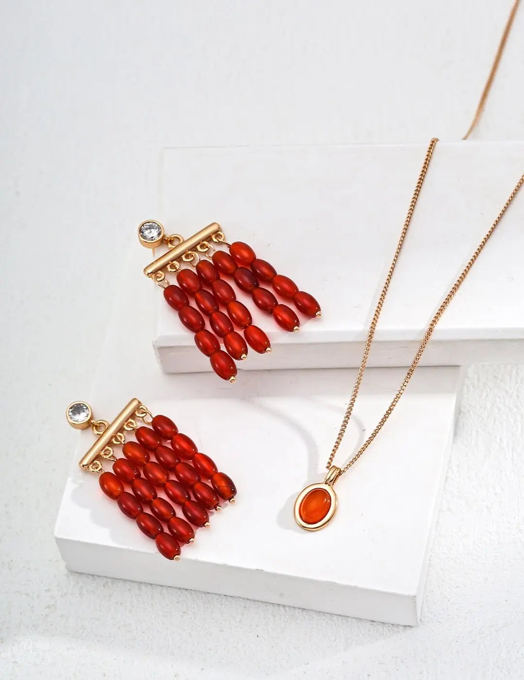 The Psychology of Colored Jewelry at Work – How Hues Boost Performance & Perception Glim Wink