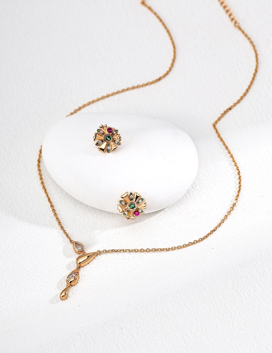 Chic Core: Defining "Ageless" Minimalist Jewelry for Career Women