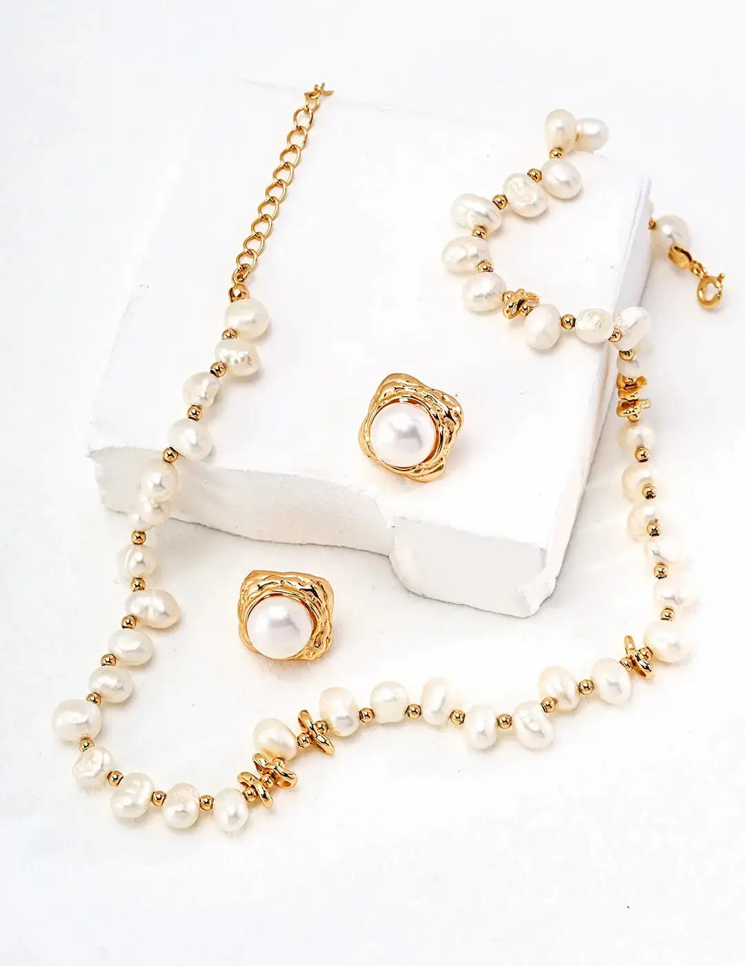 Pearl Jewelry Wardrobe Essentials for Career Women: The 5 Pieces You Need Glim Wink