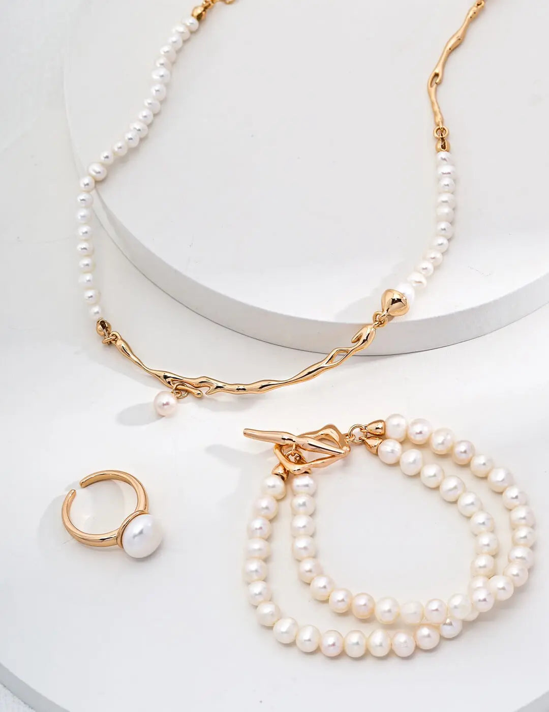 Pearl Jewelry for the Modern Career Woman – How to Wear Them With Edge, Not Just Elegance Glim Wink