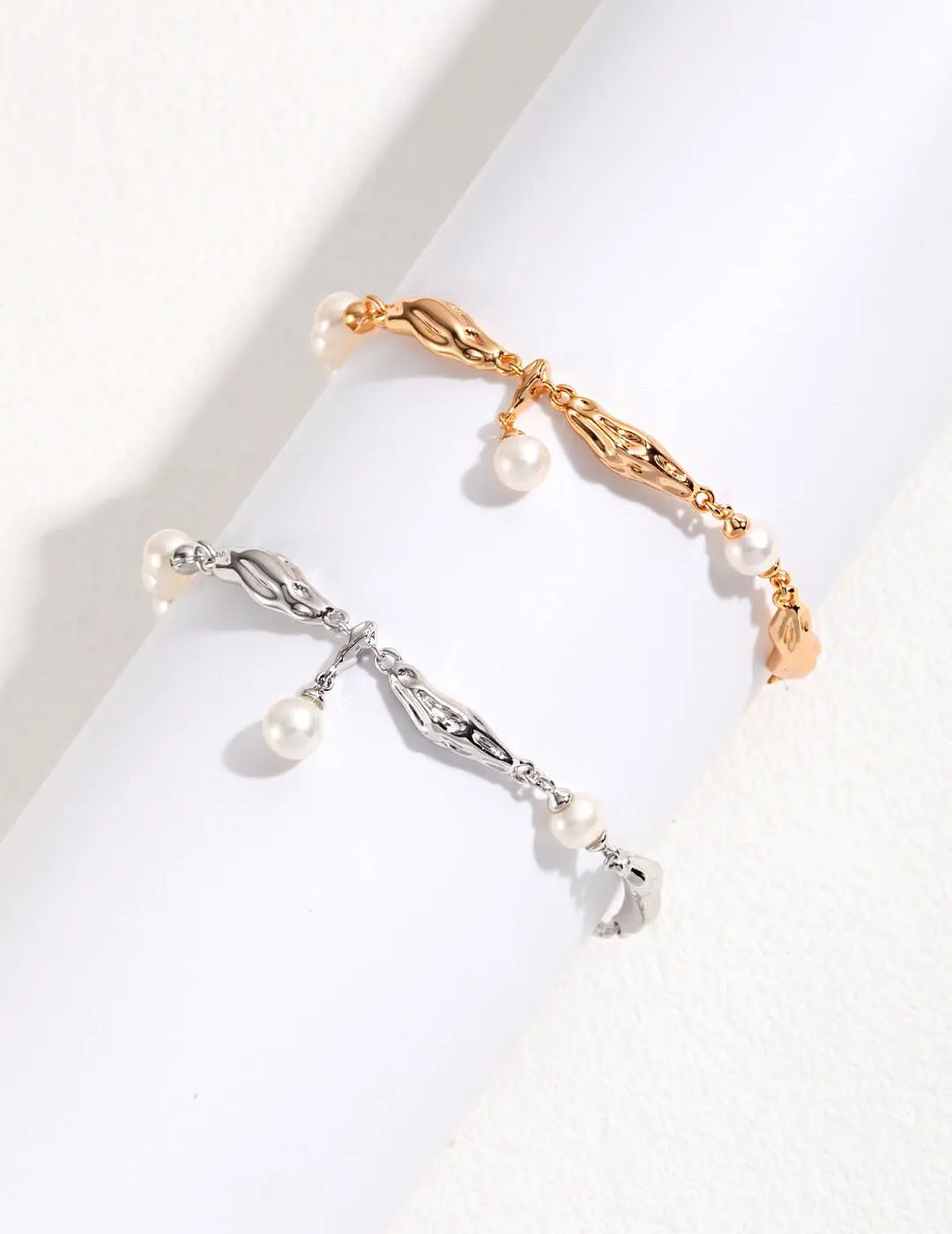Chic Core Minimalist Jewelry: The Secret to Elegant Professional Style for Women Glim Wink