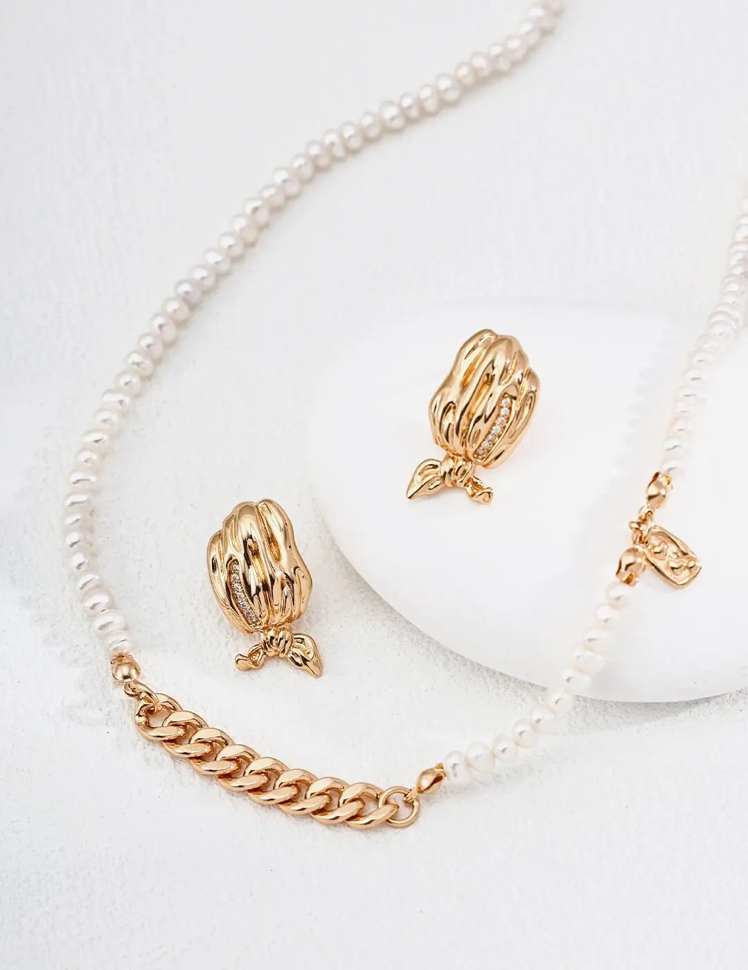 How Pearl Jewelry Evolves With a Career Woman Glim Wink