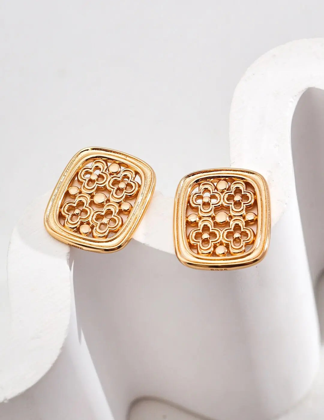From Day to Night, No Style Changes: All-Day Styling with Chic Core Minimalist Jewelry Glim Wink