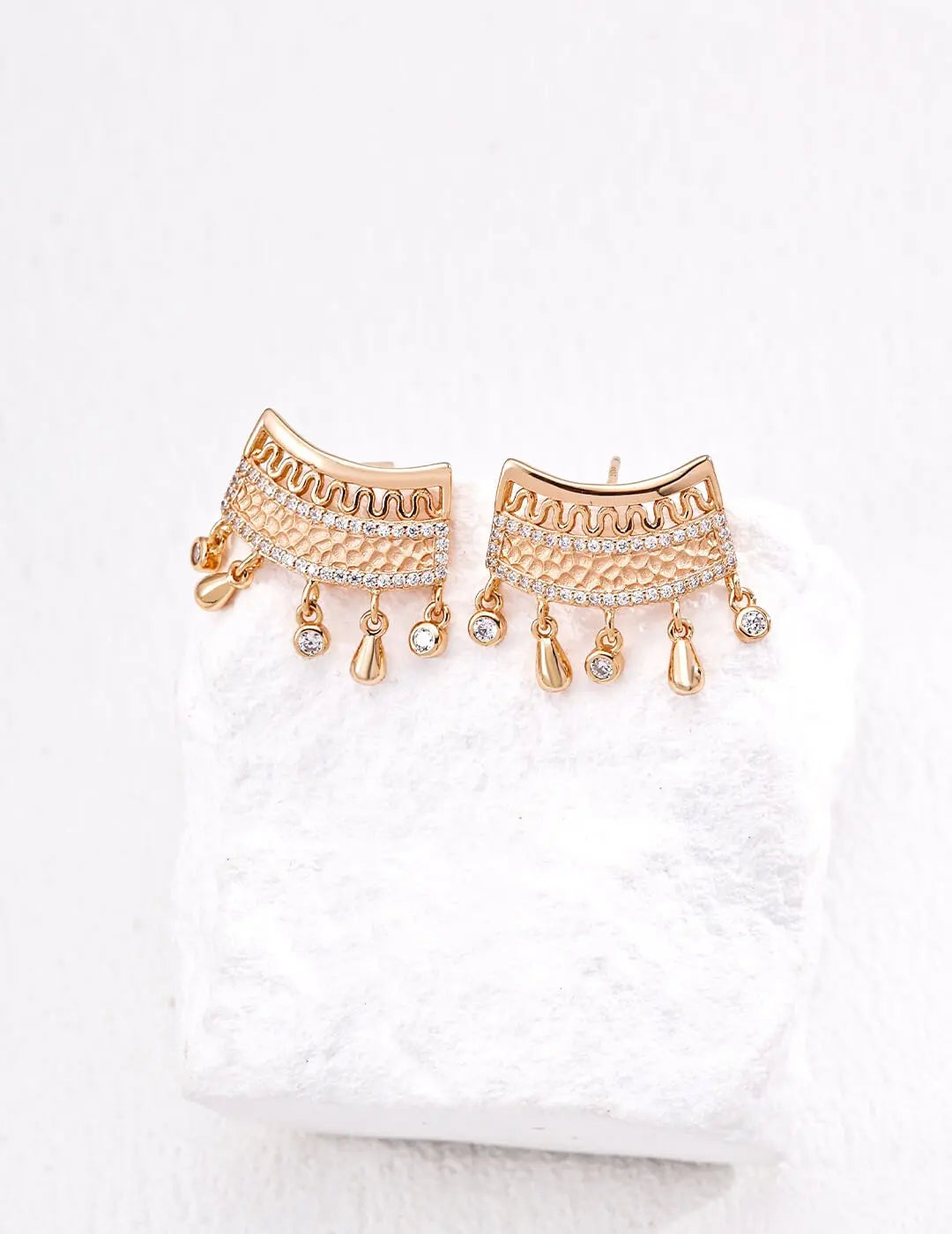 How to Style Chic Core for Different Workplace Aesthetics: The Versatile Formula for Minimalist Jewelry Glim Wink