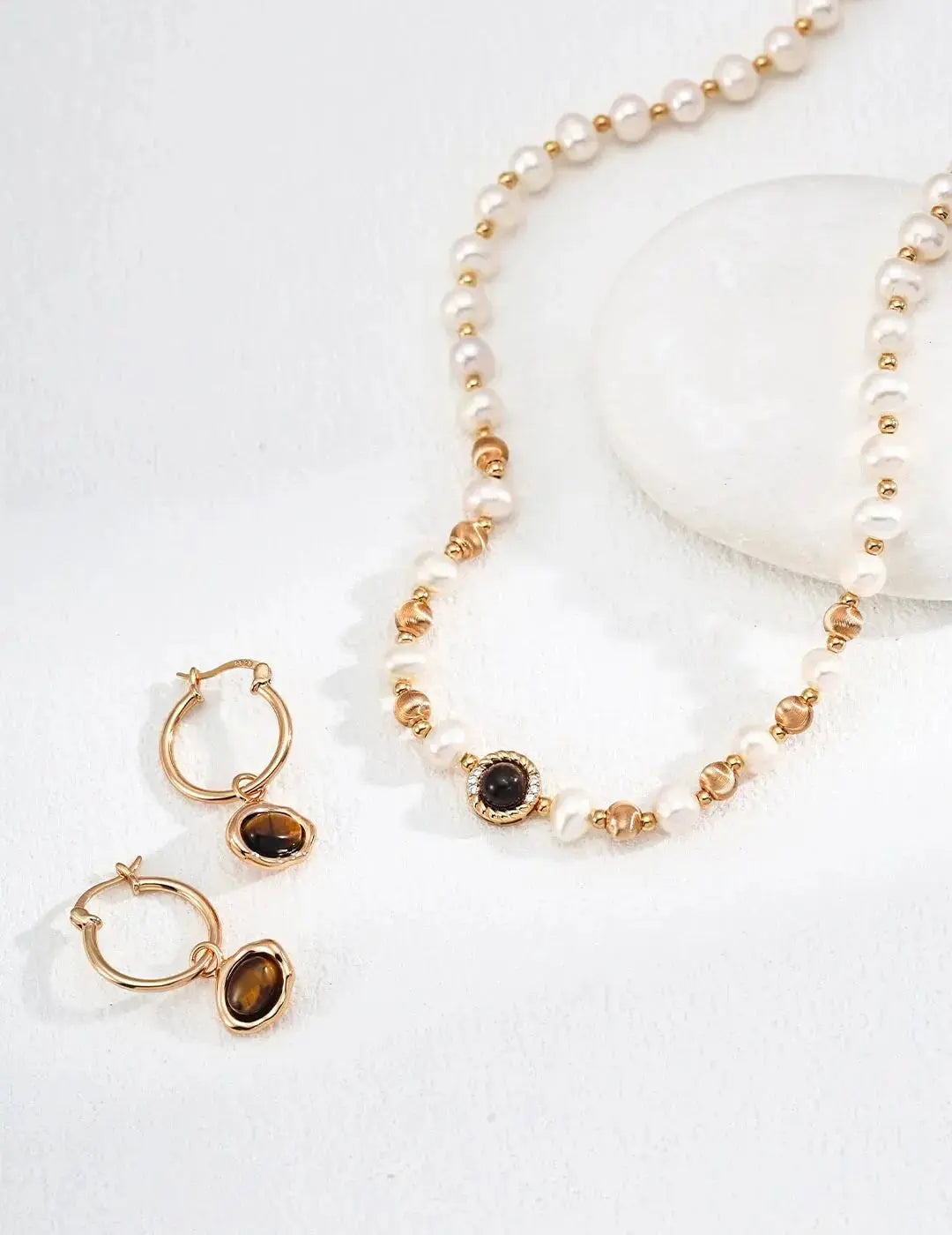 Elegant Rose Gold-Plated Jewelry for Business Women: Feminine & Professional Glim Wink
