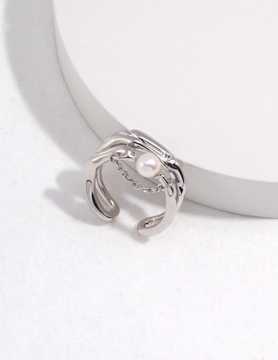 The Unspoken Bond Between Career Women and Their Jewelry Glim Wink