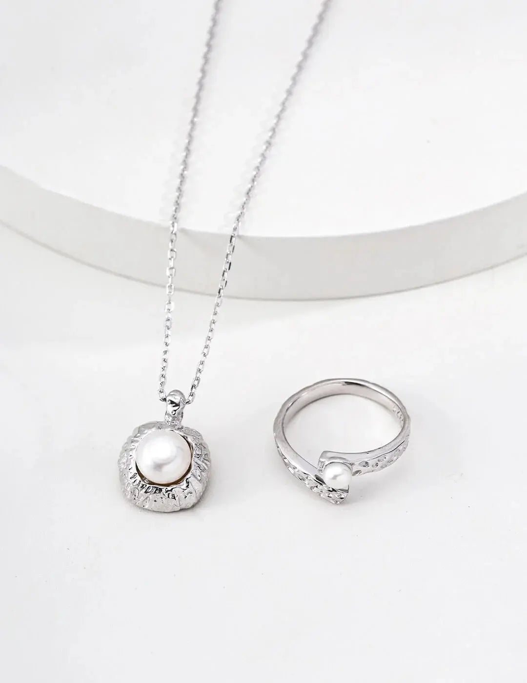 Brecciated Pattern Pearl Necklace Glim Wink