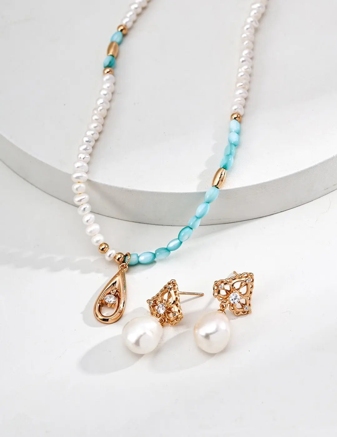 Pearl Blue Mother-of-Pearl Zircon Necklace Glim Wink