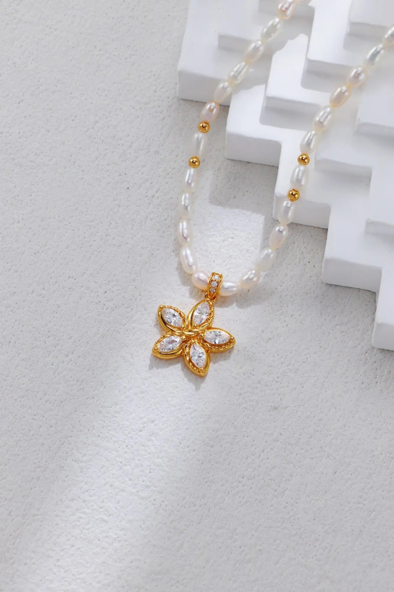 Flower Zircon-Inlaid Pearl Necklace Glim Wink