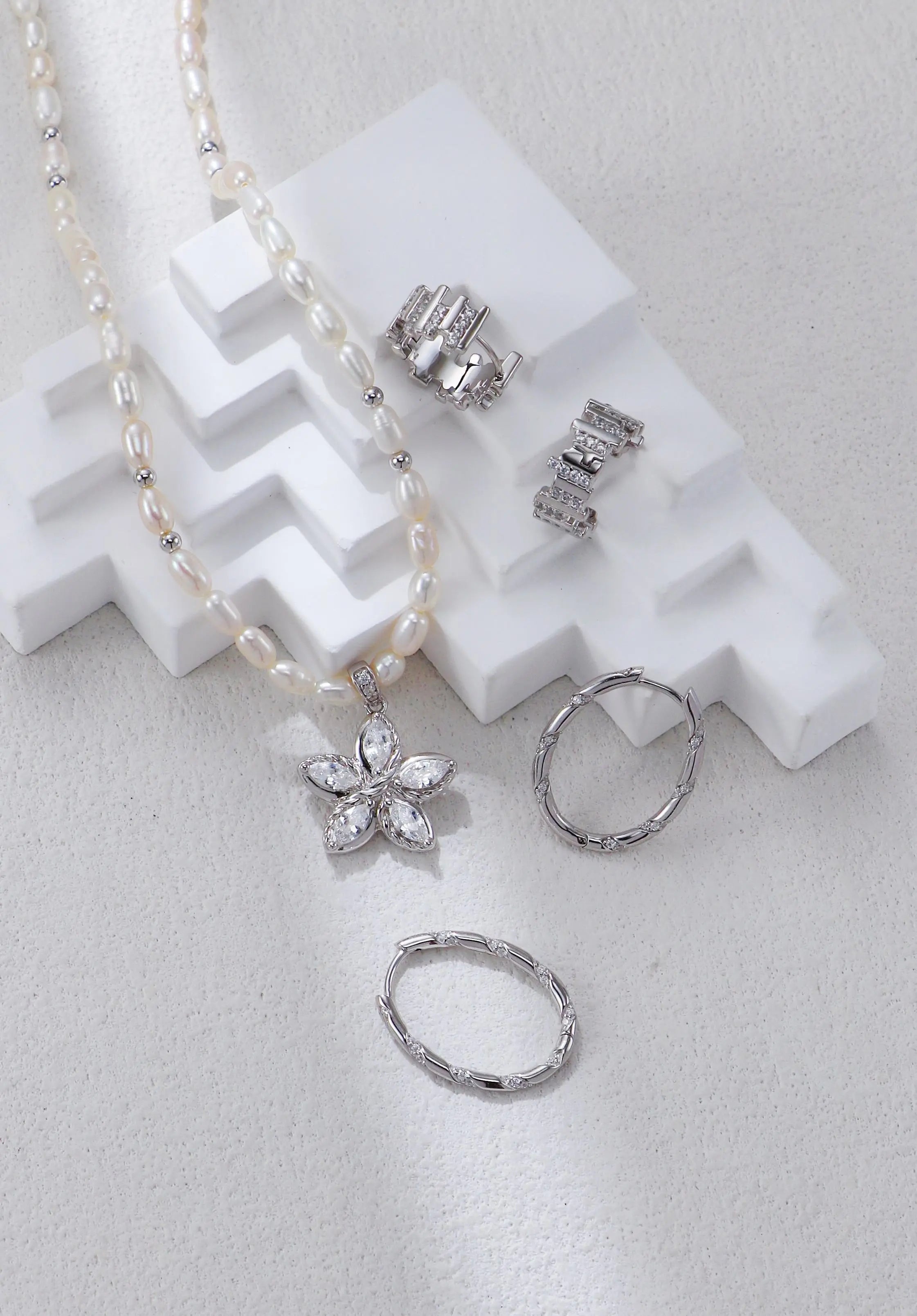 Flower Zircon-Inlaid Pearl Necklace Glim Wink