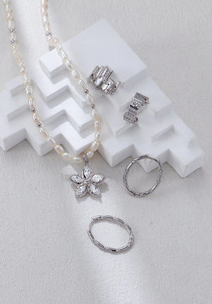 Flower Zircon-Inlaid Pearl Necklace Glim Wink