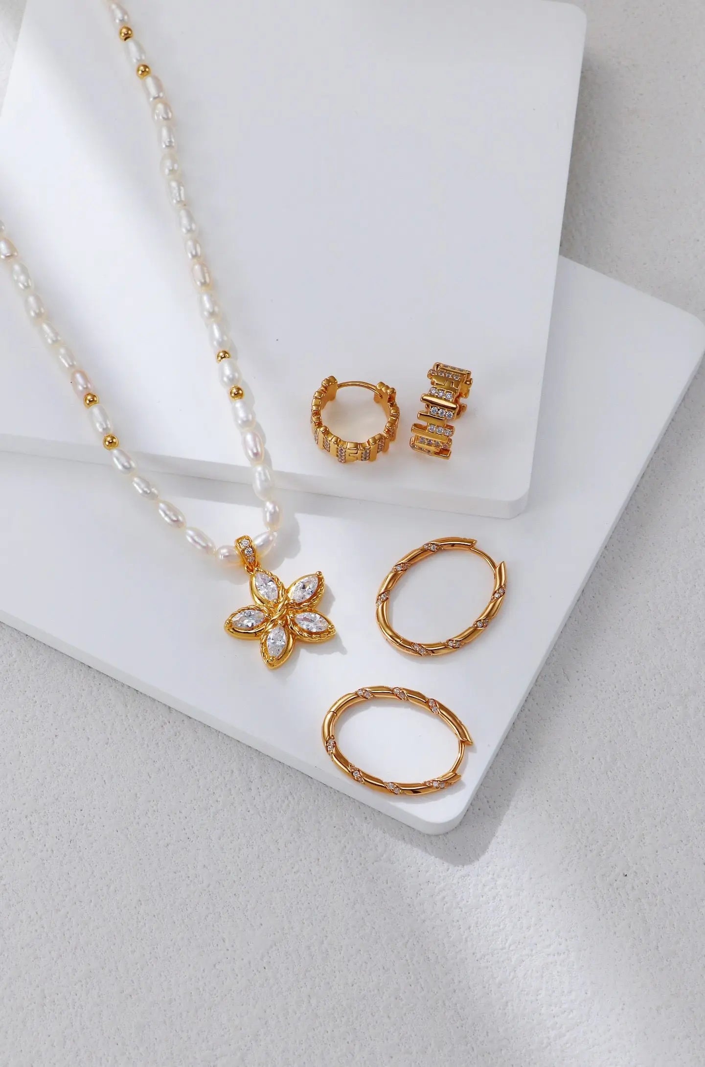 Flower Zircon-Inlaid Pearl Necklace Glim Wink