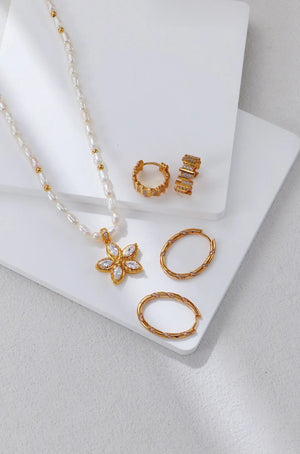 Flower Zircon-Inlaid Pearl Necklace Glim Wink