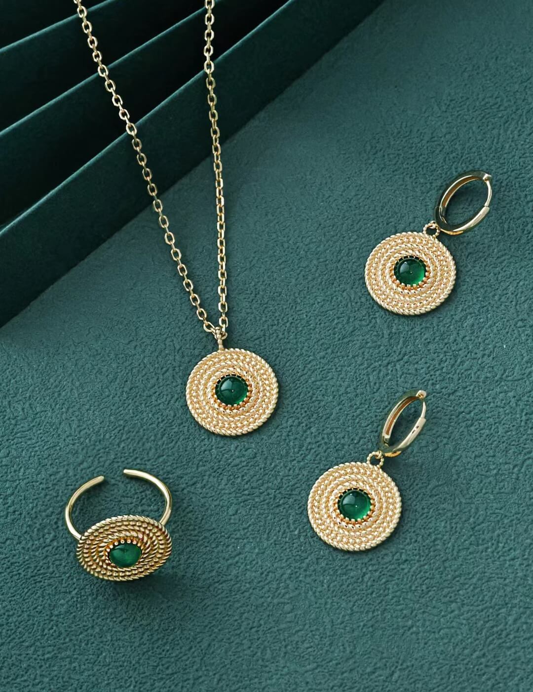 Chalcedony Necklace Glim Wink