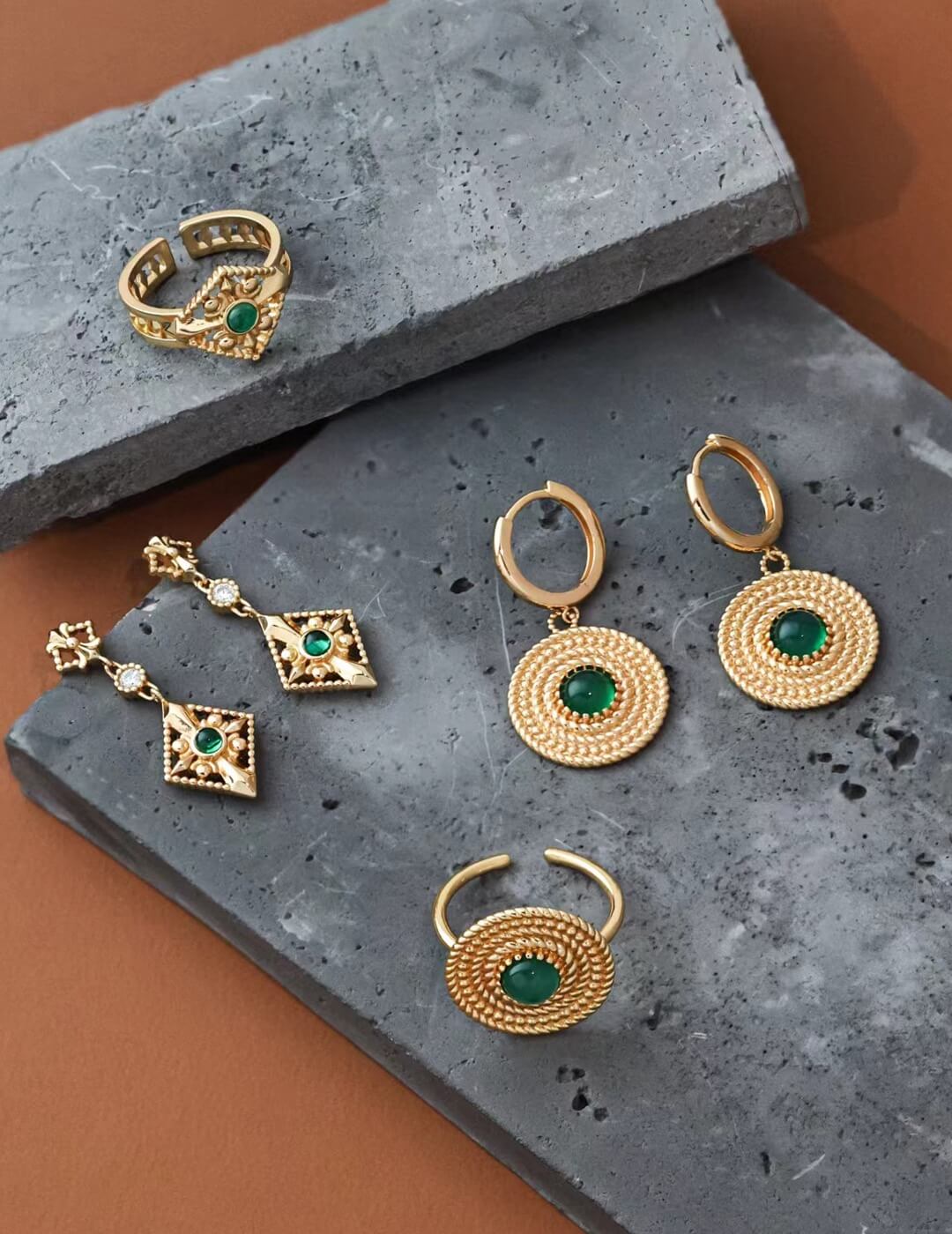 Chalcedony Necklace Glim Wink