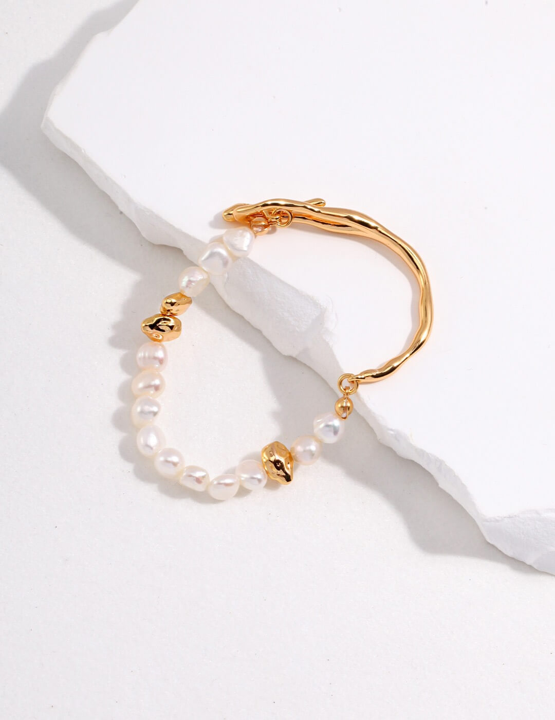 Fluid-Designed Pearl Bracelet Glim Wink