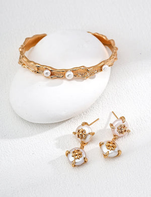 Gothic Iris Flower Design Pearl Earrings Glim Wink