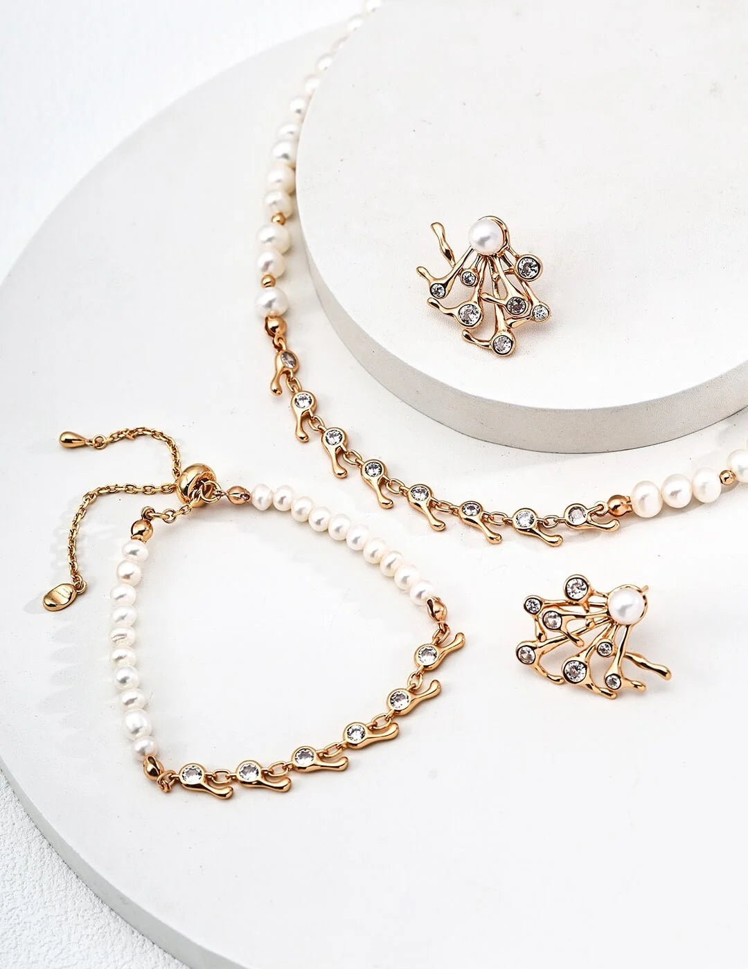 Magnifying Glass Design Pearl Bracelet Glim Wink