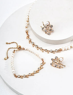 Magnifying Glass Design Pearl Bracelet Glim Wink