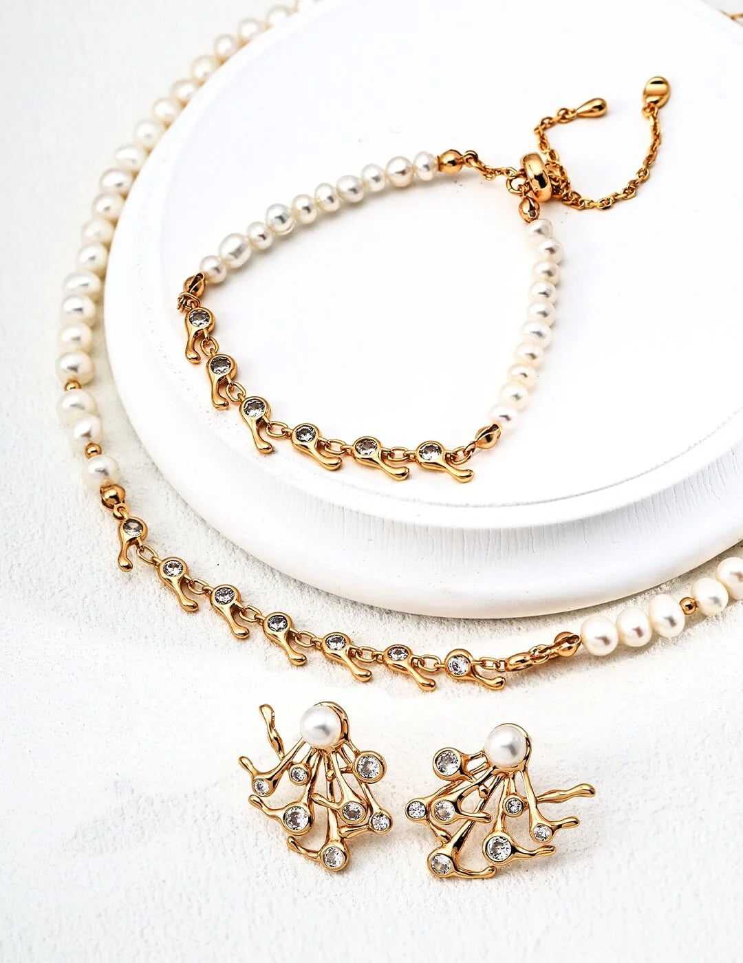 Magnifying Glass Design Pearl Bracelet Glim Wink