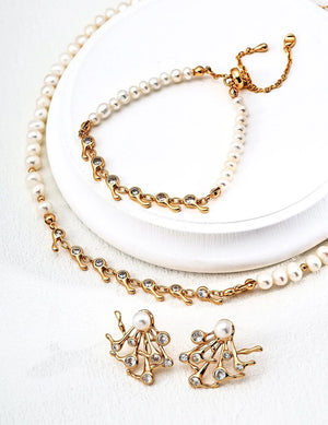 Magnifying Glass Design Pearl Bracelet Glim Wink