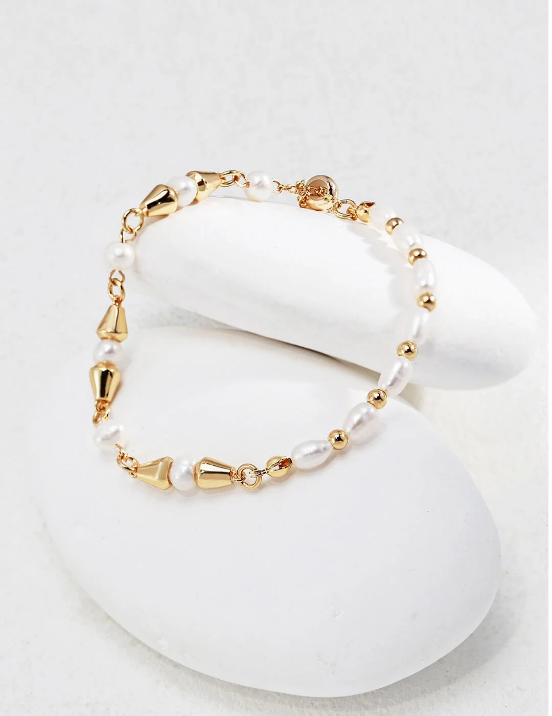 Mini Pyramid Pearl Bracelet Glim Wink