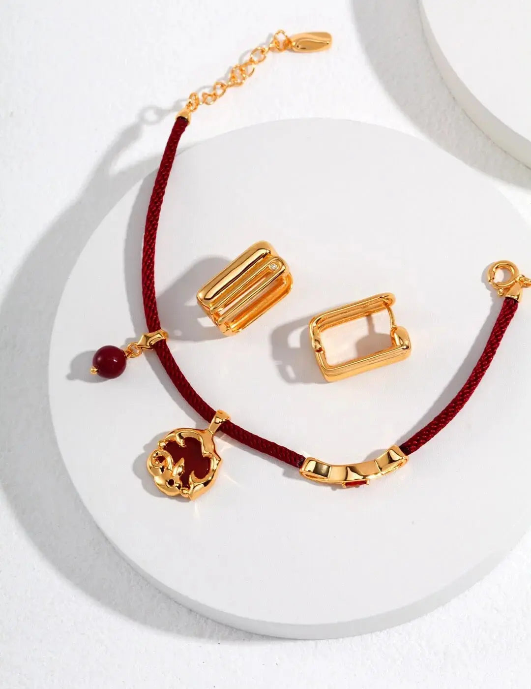 Red Cord Agate-Embedded Bracelet Glim Wink