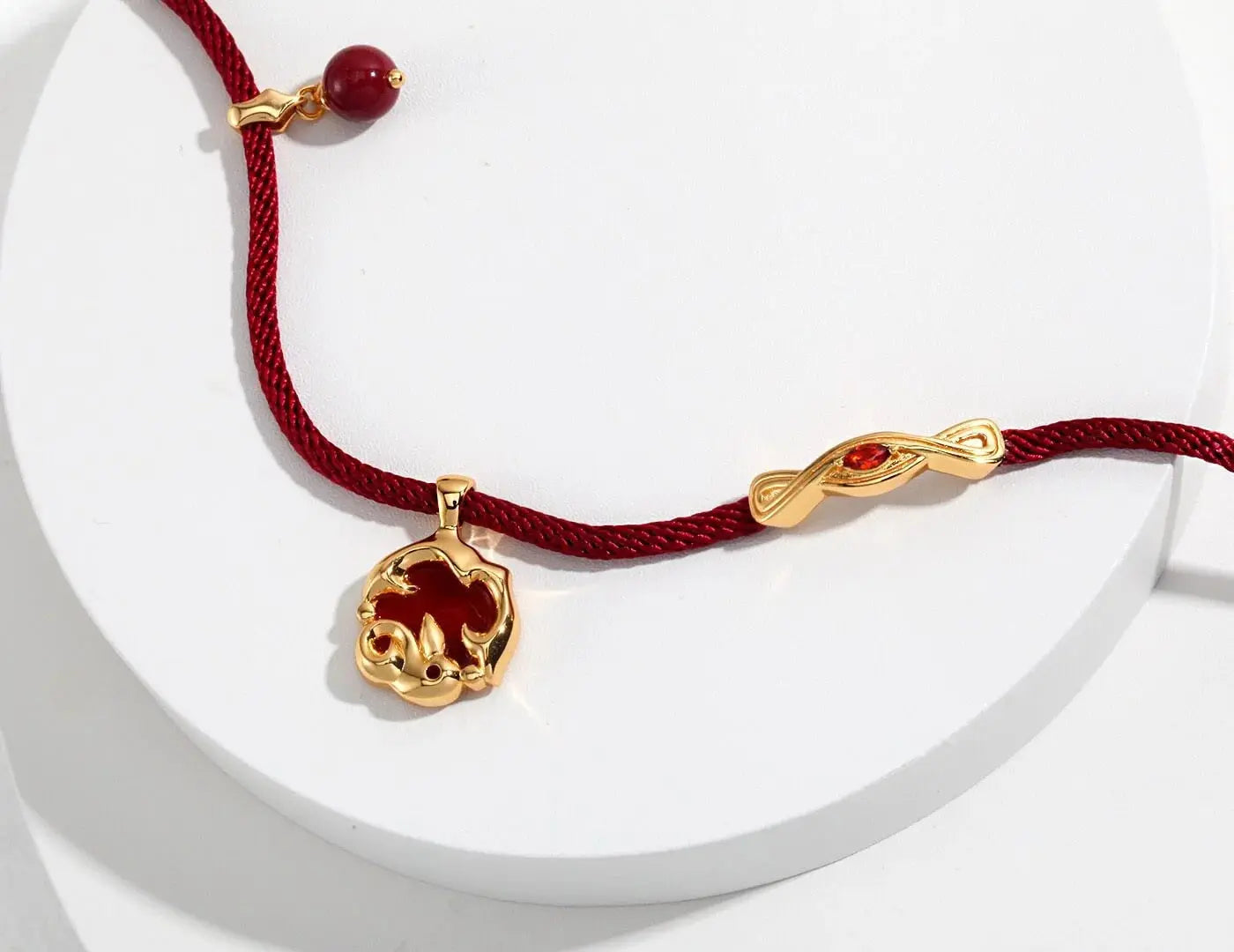 Red Cord Agate-Embedded Bracelet Glim Wink