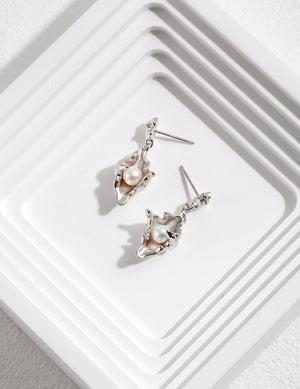 Conch Shell Design Pearl Earrings Glim Wink