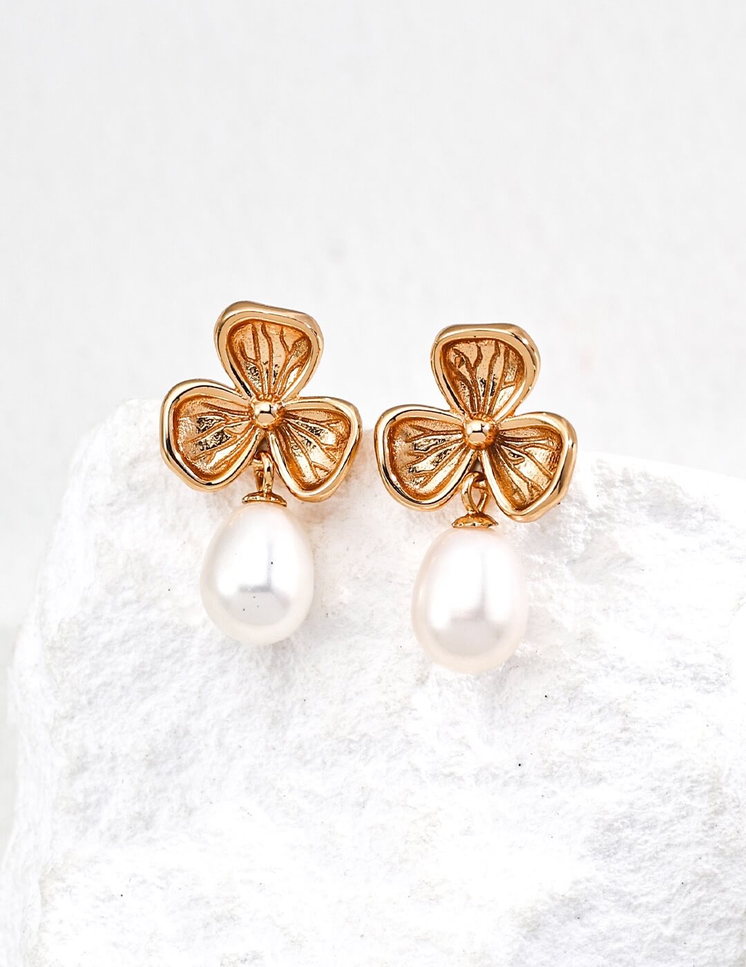 Clover Design Pearl Earrings Glim Wink