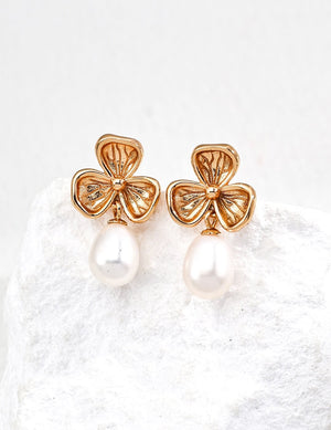 Clover Design Pearl Earrings Glim Wink