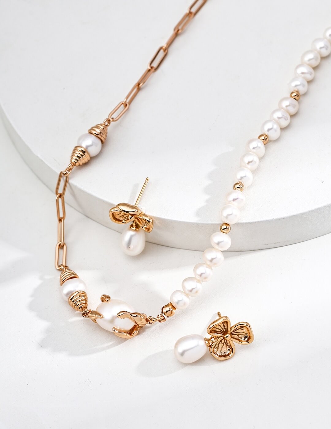 Clover Design Pearl Earrings Glim Wink