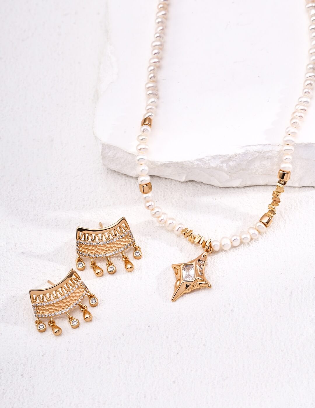 Vintage Canopy Zircon Earrings Glim Wink