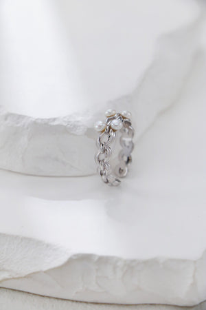 Braided Pearl Ring Glim Wink