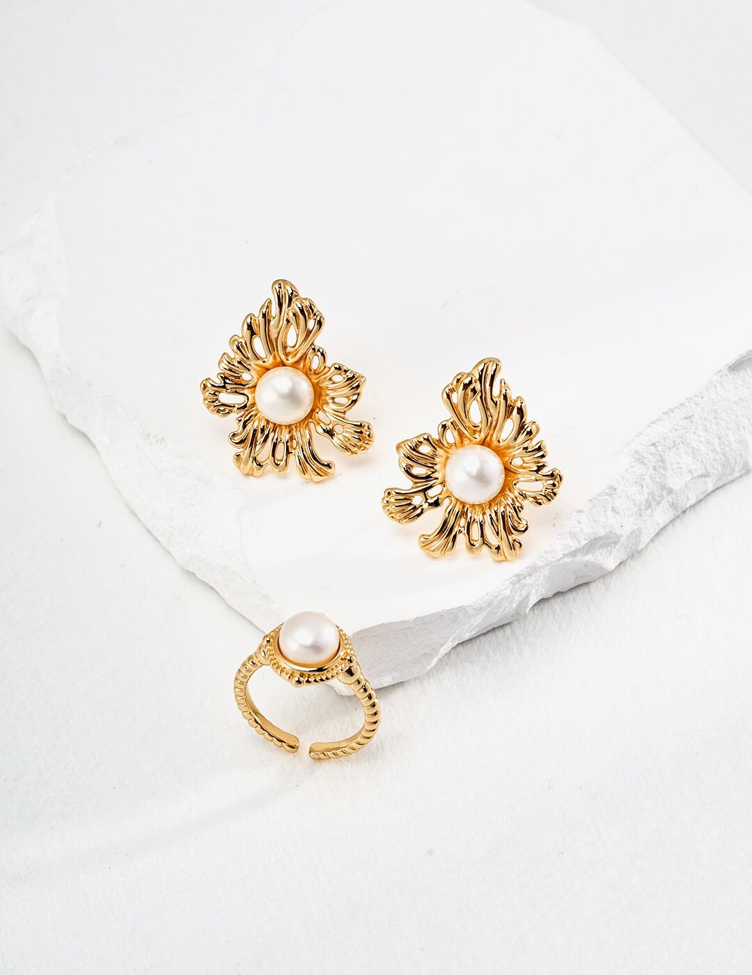 Sunflower Design Pearl Earrings Glim Wink