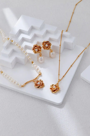 Rose Pearl Necklace Glim Wink