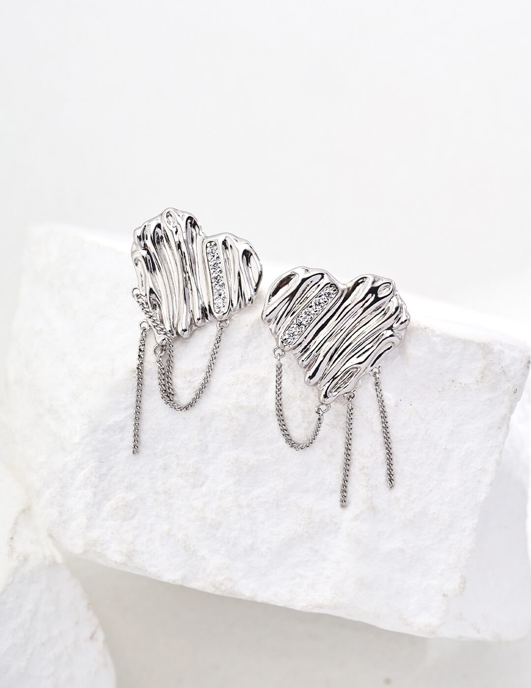 Heart-shaped Zircon Earrings Glim Wink